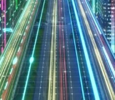 Imagen de autopista moderna con luces