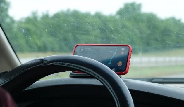 Uso del teléfono móvil al volante como navegador