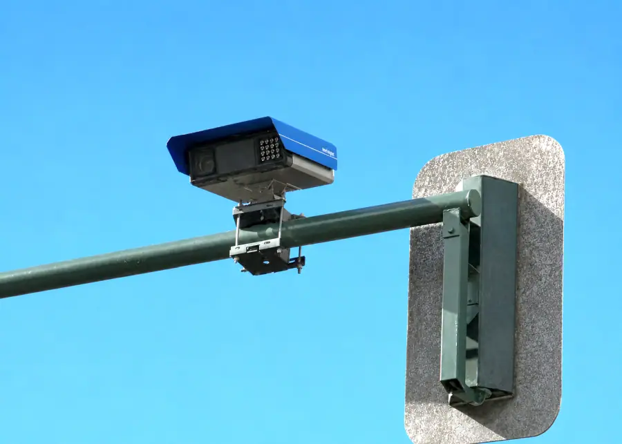 Cinemómetro Fijo Doppler sobre báculo semafórico